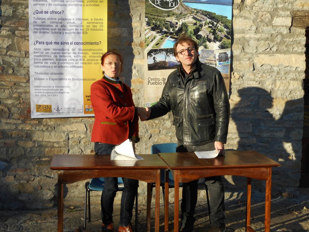 Firma del convenio de colaboración entre el IEB y Morillo de Tou