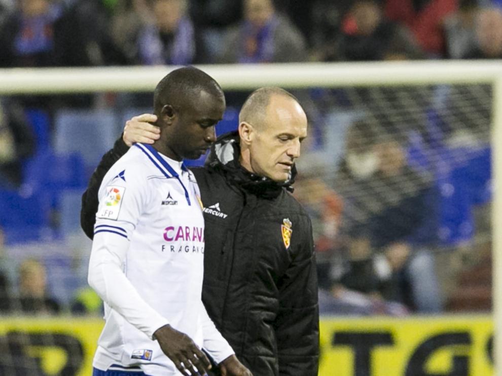 Diamanka se retira lesionado del césped de La Romareda.