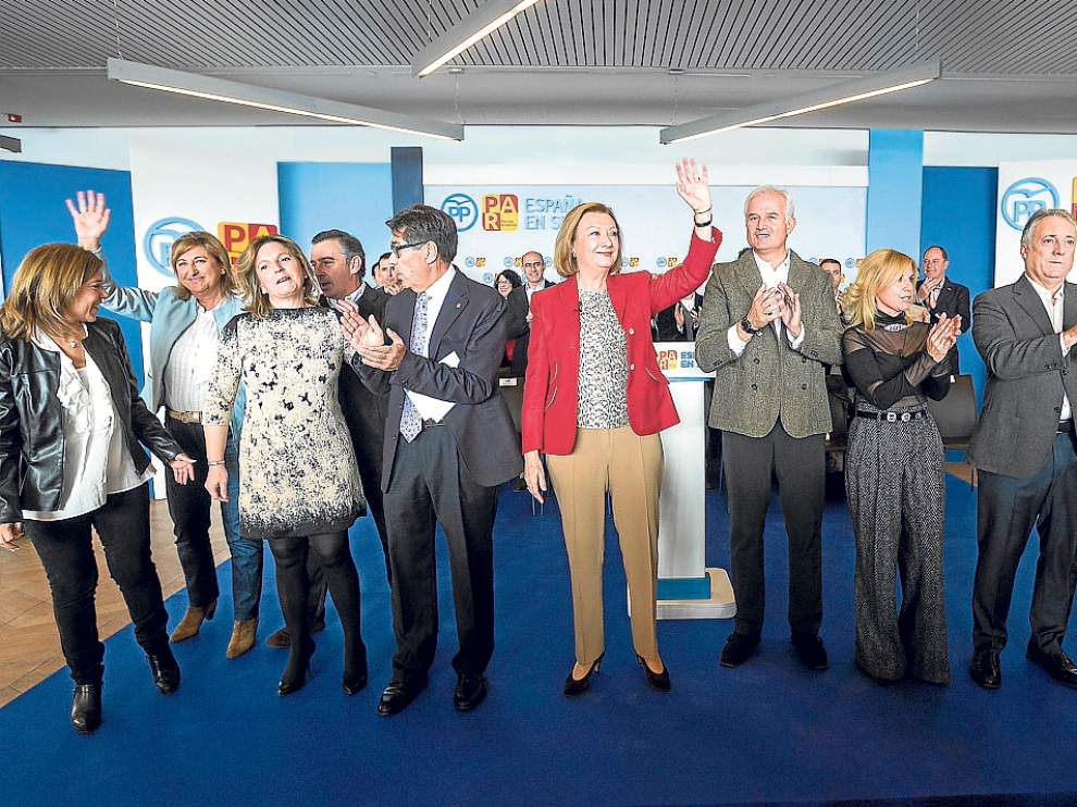 Rudi, en el centro, entre Aliaga y Suárez, ayer en la presentación de los candidatos de PP y PAR.