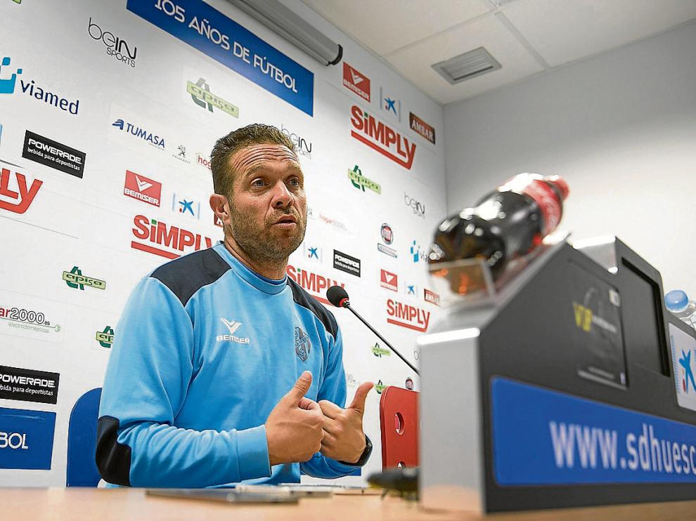 Luis García Tevenet, en una de sus últimas comparecencias como entrenador del Huesca.