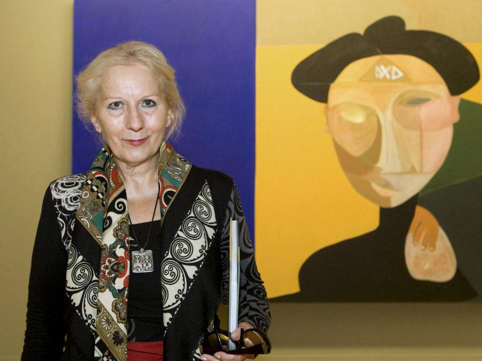 La artista oscense Teresa Ramón, junto a una de sus obras