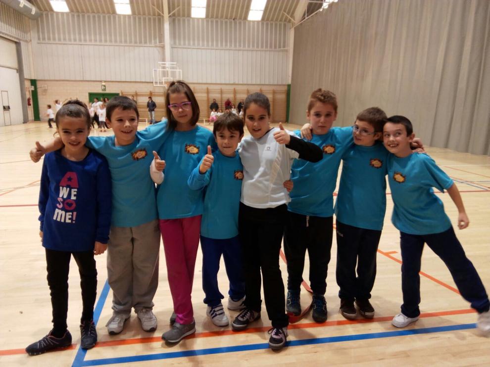 Varios niños posan en la primera jornada de la liga de 'datchball'