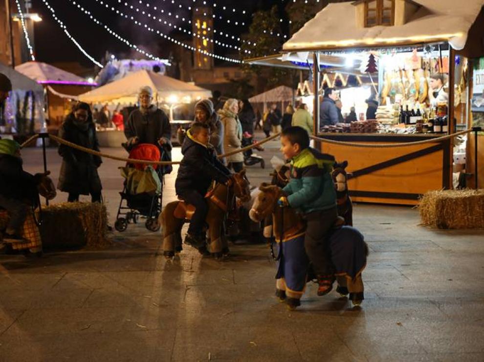 Varios niños, montados en los ponis