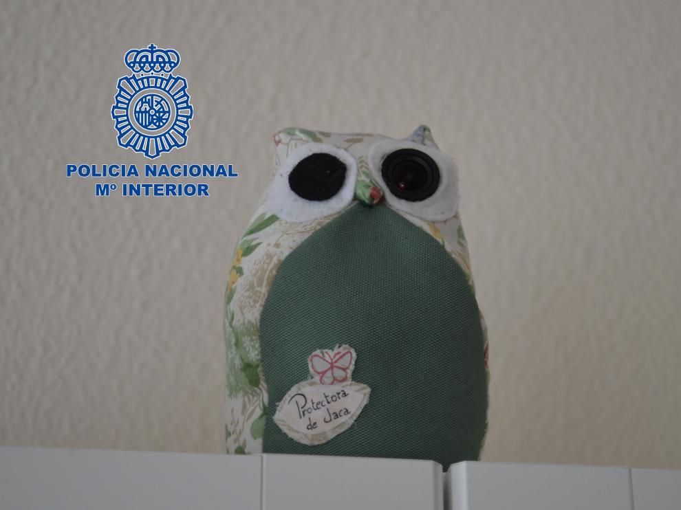 La cámara grabó al ladrón desde el ojo derecho de este búho de peluche.