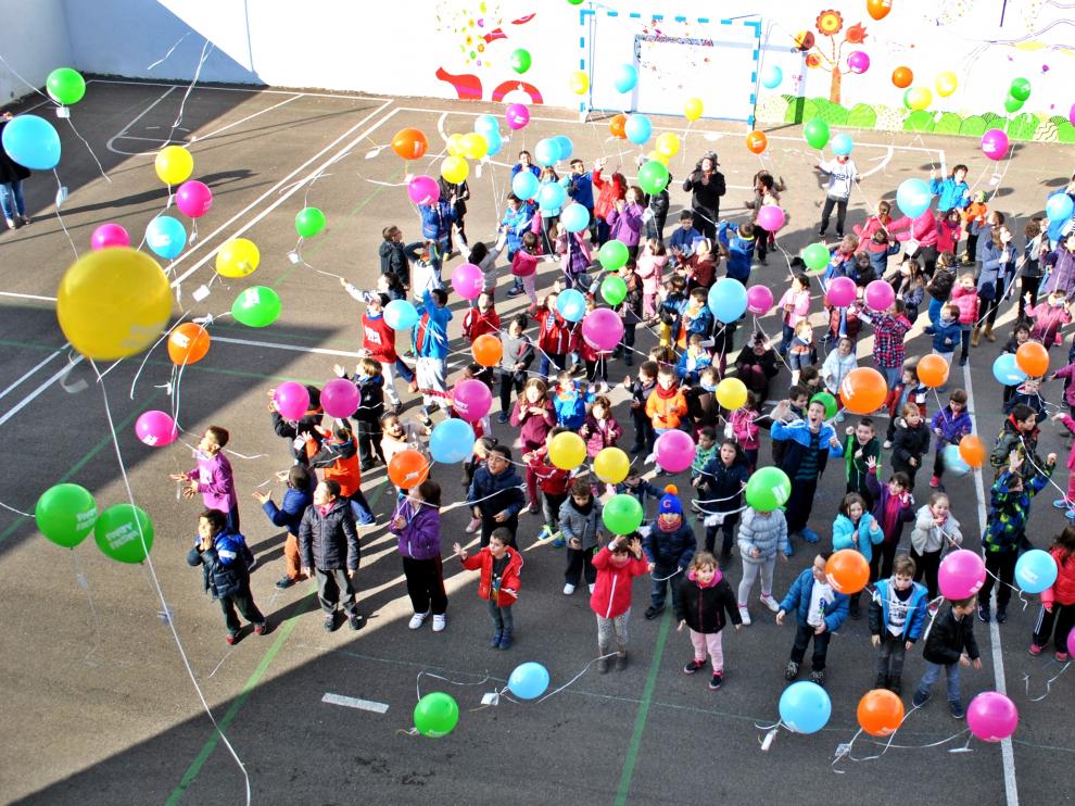 Suelta de globos solidaria en el colegio de Torres de Berrellén