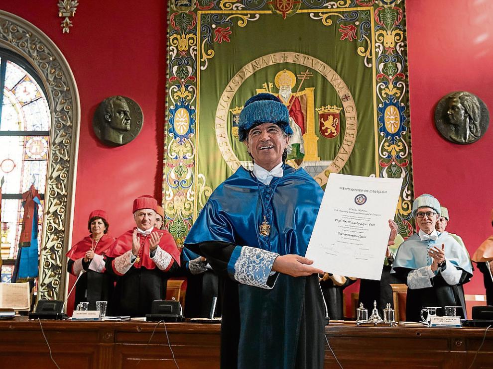 El investigador Carlos López Otín, con su diploma de doctor honoris causa por la Universidad de Zaragoza, en 2015.