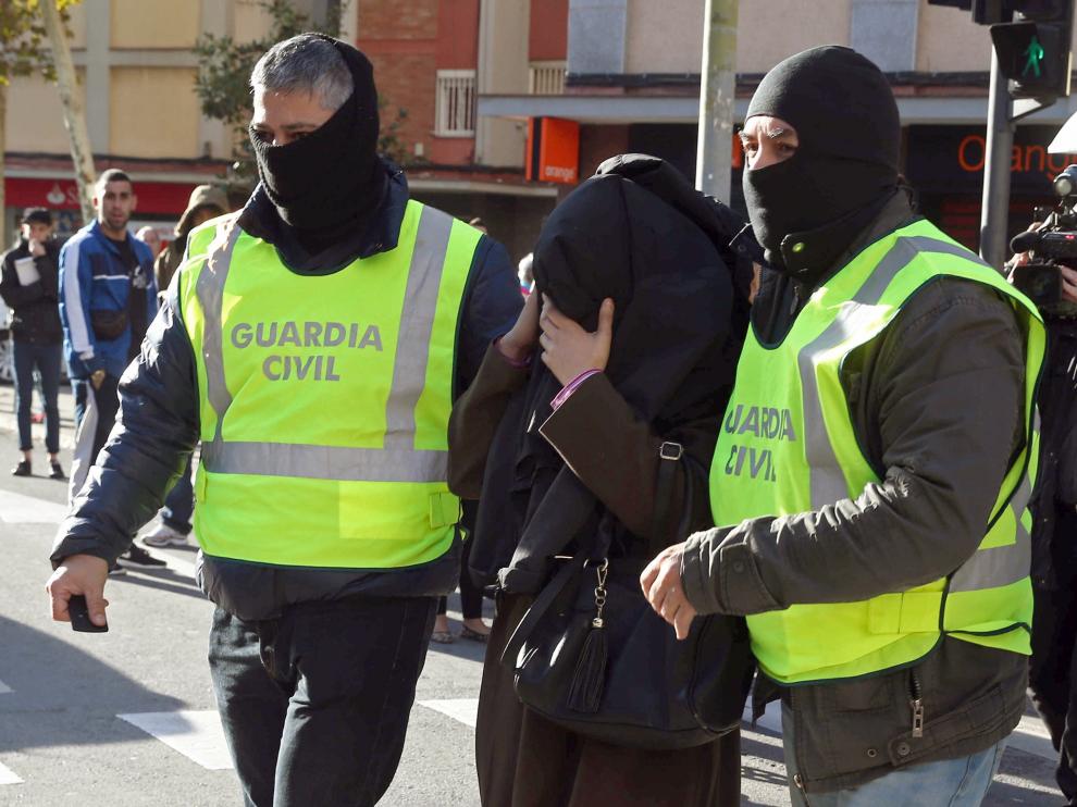 Dos detenidos en Barcelona por su vinculación con el aparato de reclutamiento y adoctrinamiento de la organización terrorista.