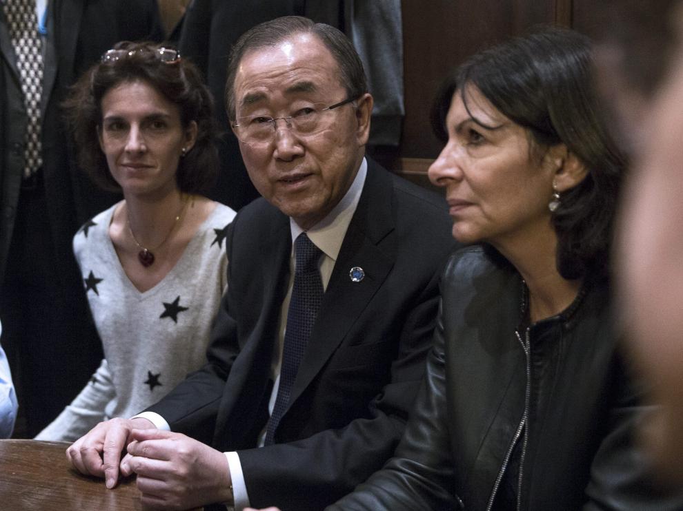 Ban Ki-moon junto a la alcaldesa de París Anne Hidalgo