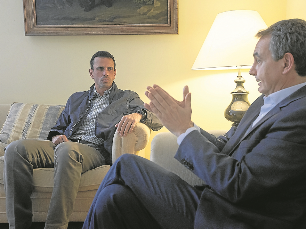 José Luis Rodríguez Zapatero conversa con el excandidato presidencial Henrique Capriles.