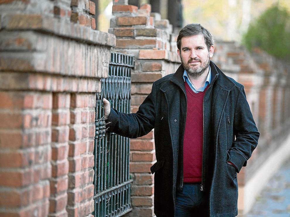 El candidato del PSOE Ignacio Urquizu, en una calle del barrio del Ensanche de Teruel.
