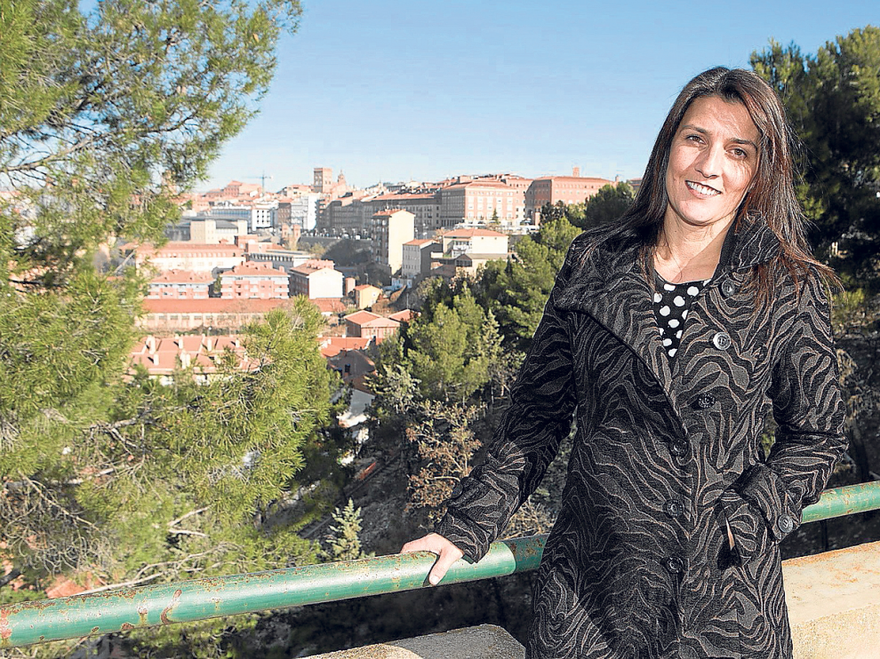Nomaya Prats, cabeza de lista al Congreso por Teruel por la formación naranja. Al fondo, la ciudad de Teruel.