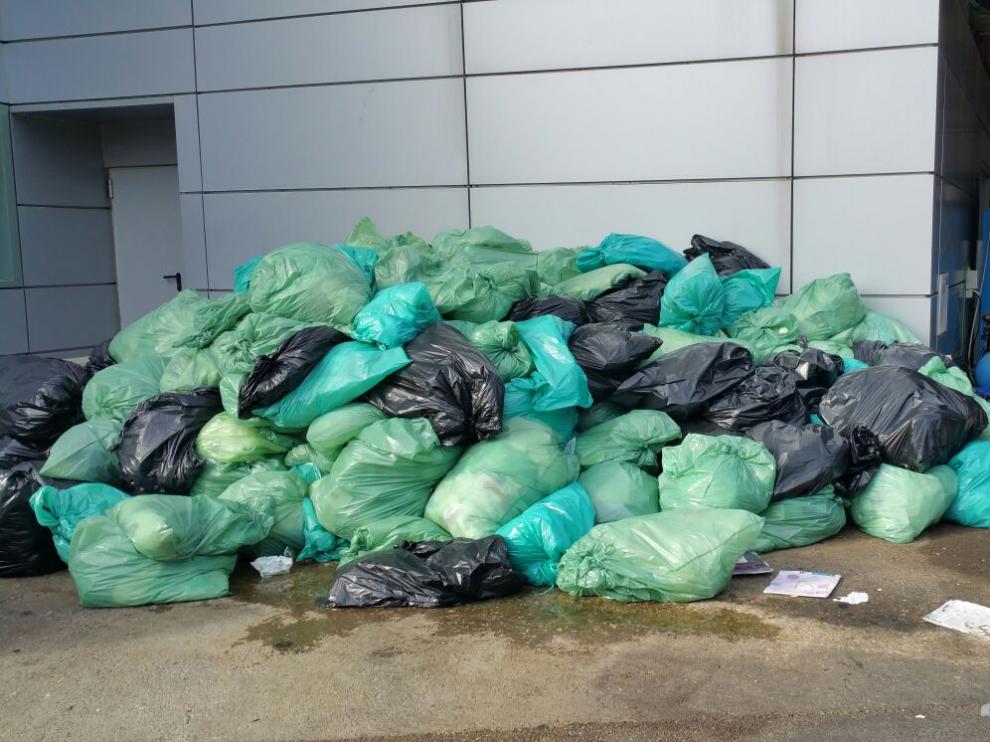 Basura acumulada en la zona industrial del hospital
