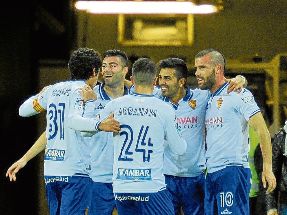Los jugadores del Real Zaragoza celebran el gol que les dio la victoria en San Mamés.