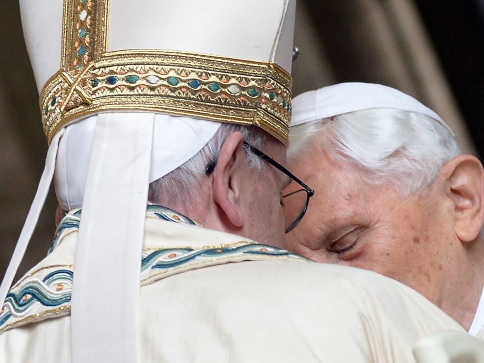 Benedicto y Francisco se reúnen en el Vaticano
