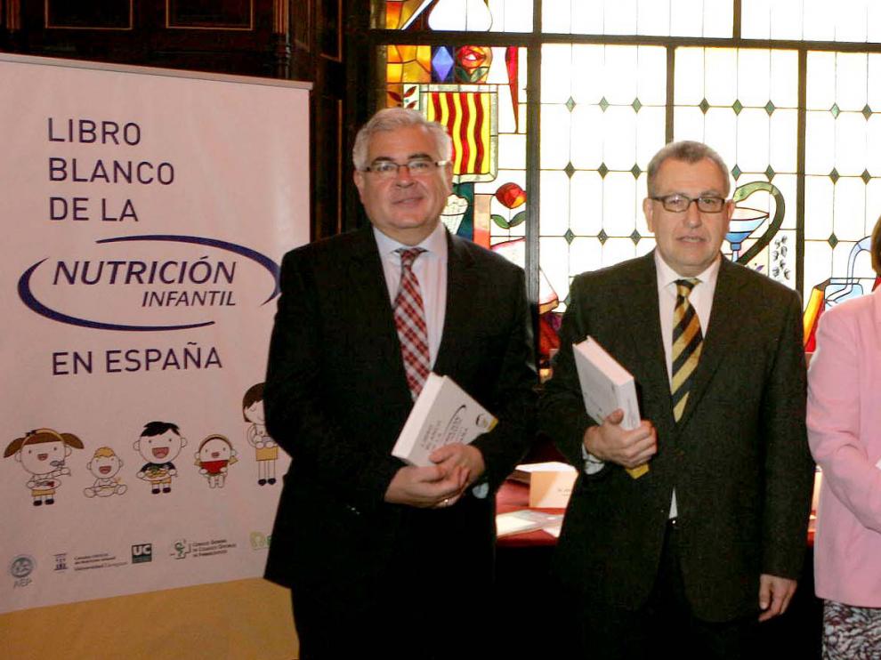 Luis Moreno (segundo por la izquierda), director de la Cátedra Ordesa de Nutrición Infantil e investigador de la Universidad de Zaragoza, durante la presentación del Libro Blanco de la Nutrición Infantil en España.