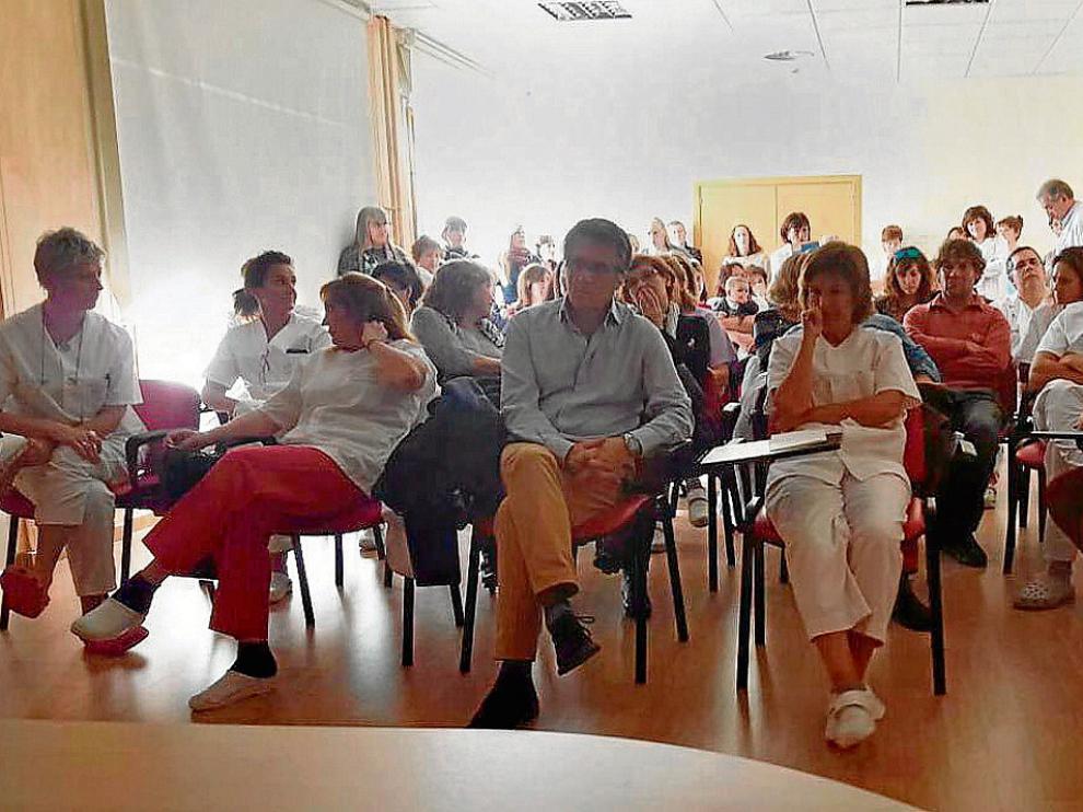 Los trabajadores del hospital de Jaca se reunieron ayer al mediodía en una asamblea.