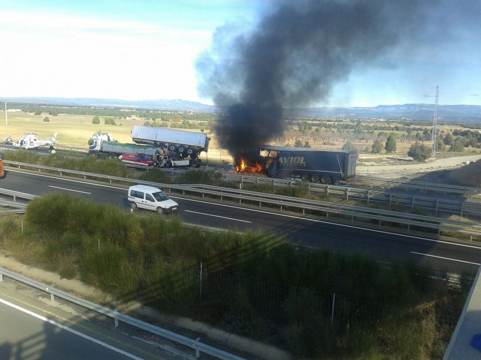 La cabina de uno de los camiones se incendió a causa del accidente