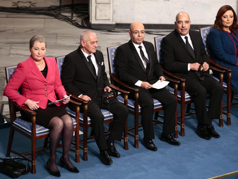 De izq a dcha: La presidenta del Comité del Nobel, Kaci Kullman, y los miembros del Cuarteto del Diálogo de Túnez; el secretario general de la Unión General de Trabajadores Tunecinos, Houcine Abassi; el presidente de la Asociación Nacional de Abogados, Mohamed Fadhel; el presidente de la Liga Tunecina de los Derechos Humanos, Abdessattar Ben Moussa, y la presidenta de la patronal UTICA, Wided Bouchamaoui asisten a la ceremonia de entrega del Premio Nobel de la Paz en Oslo