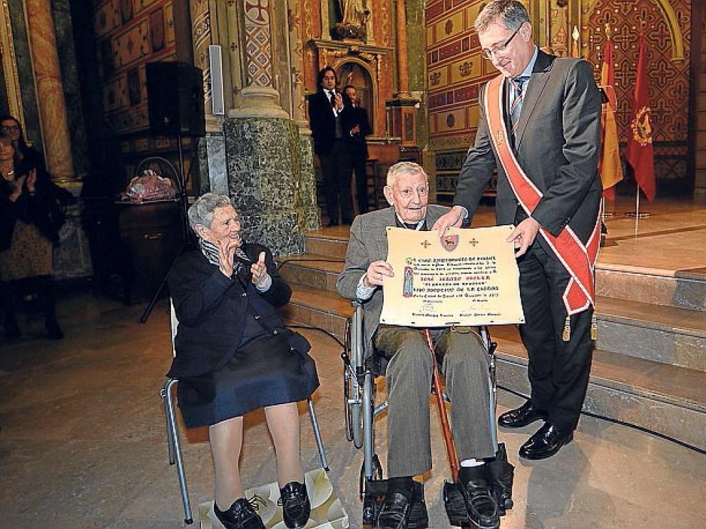 José Iranzo recibe el título de Hijo Adoptivo de manos del alcalde.