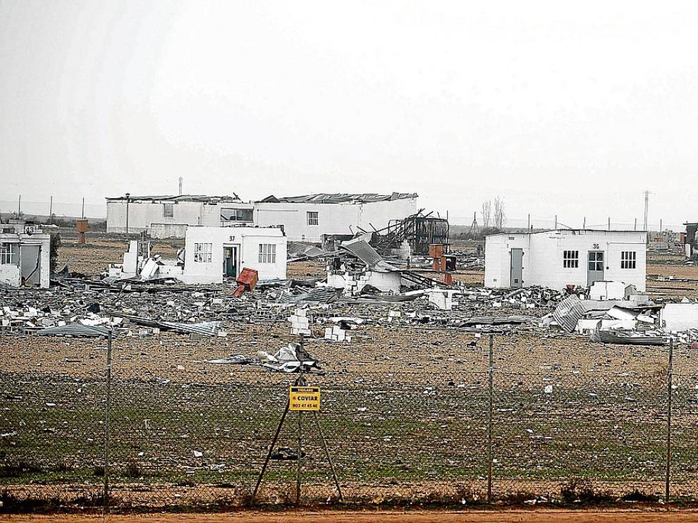 La explosión en cadena del pasado 31 de agosto arrasó la planta de Pirotecnia Zaragozana en Garrapinillos, que ayer ofrecía esta imagen de desolación.