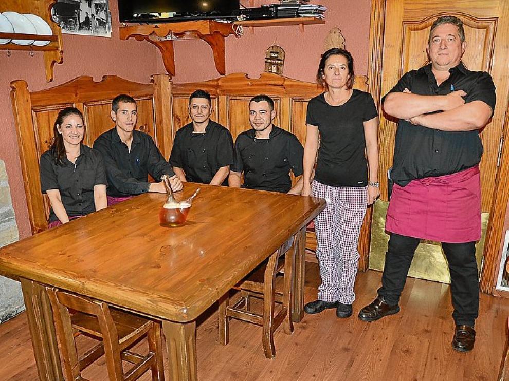 De pie, Ana Betrán y Fran Ponce, junto al equipo de La Cadiera.