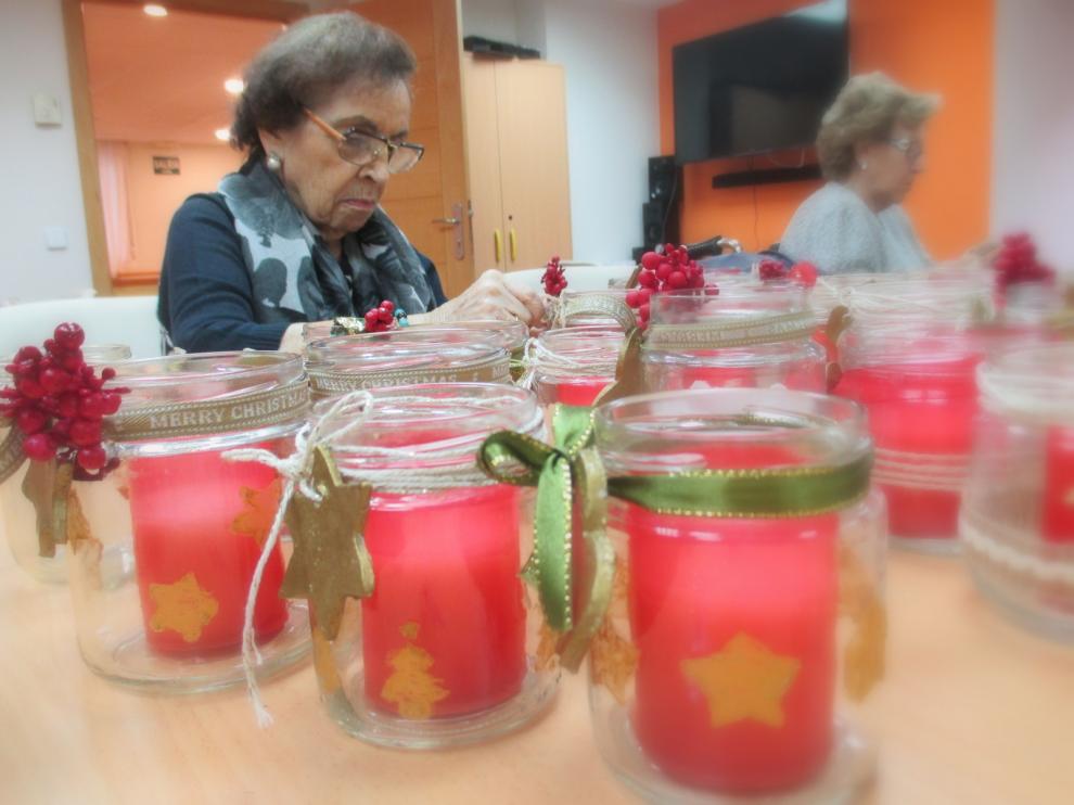 Varias residentes elaborando los artículos solidarios que se venderán en el rastrillo de la residencia Ballesol Puerta del Carmen.