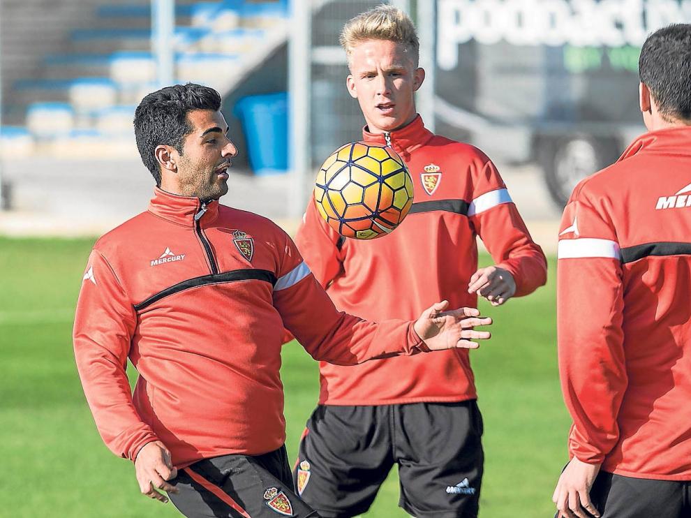 Ángel y Sergio Gil, dos nombres propios protagonistas de esta semana en el equipo zaragocista, en un ensayo en la Ciudad Deportiva.