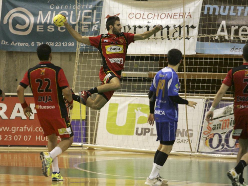 Marco Escribano durante una jugada del partido.