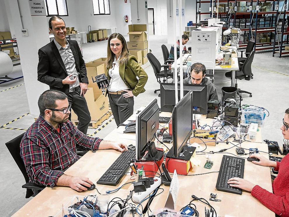 Alicia Asín y David Gascón, junto a su equipo en las instalaciones de Libelium en la calle Escatrón.