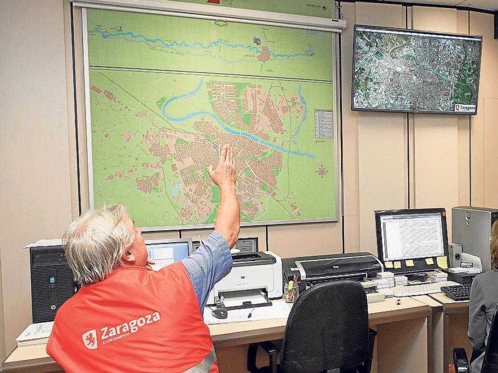 Los técnicos municipales reciben e interpretan los datos en la sede de la calle de Albareda.