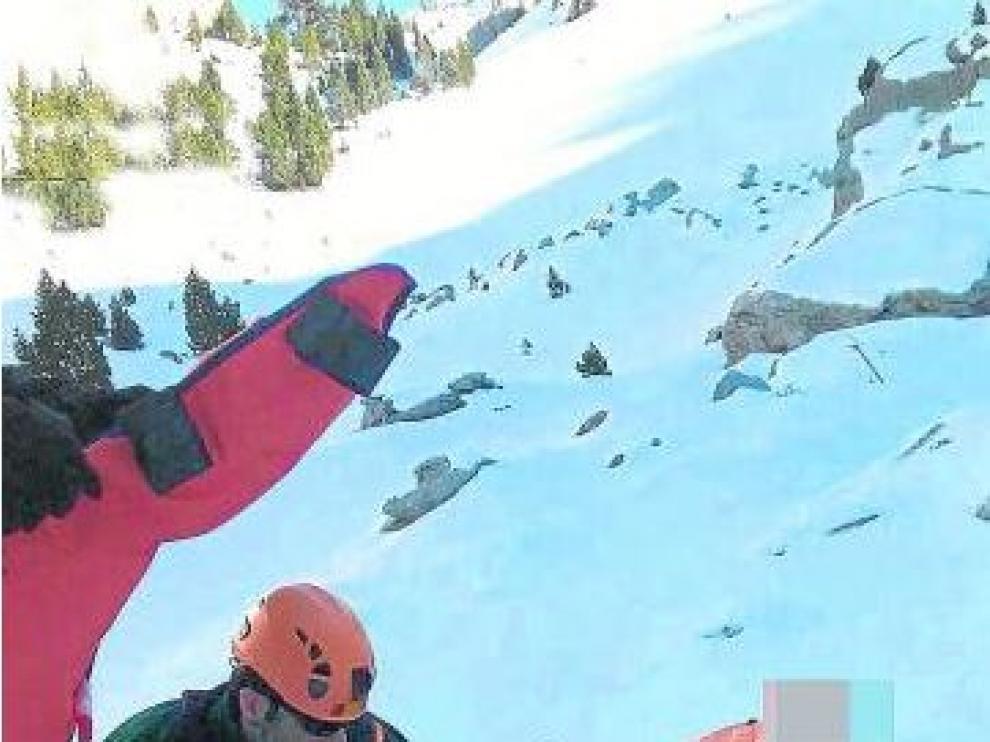 Como se ve en uno de los rescates, la nieve no cubre las piedras.