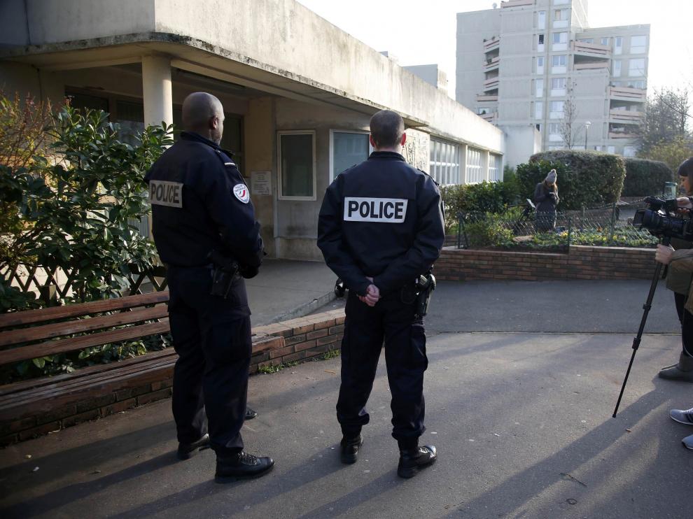 Policías franceses vigilan el centro educativo donde daba clase profesor que denunció la agresión.