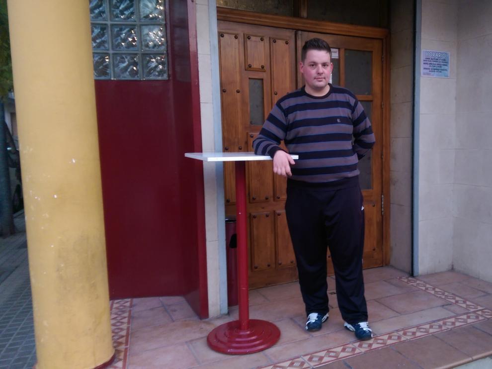 Cristian Aranda, de 28 años, a la entrada del bar de una amiga, en Utebo.