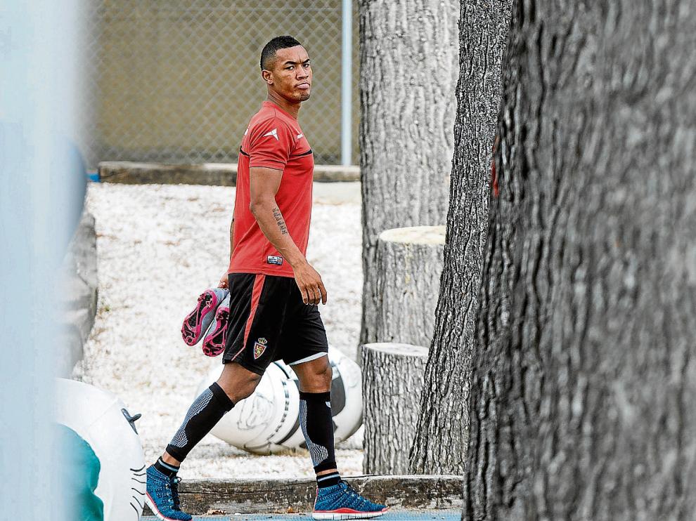 Freddy Hinestroza, camino del gimnasio de la Ciudad Deportiva, en una de las sesiones de rehabilitación de las últimas semanas.