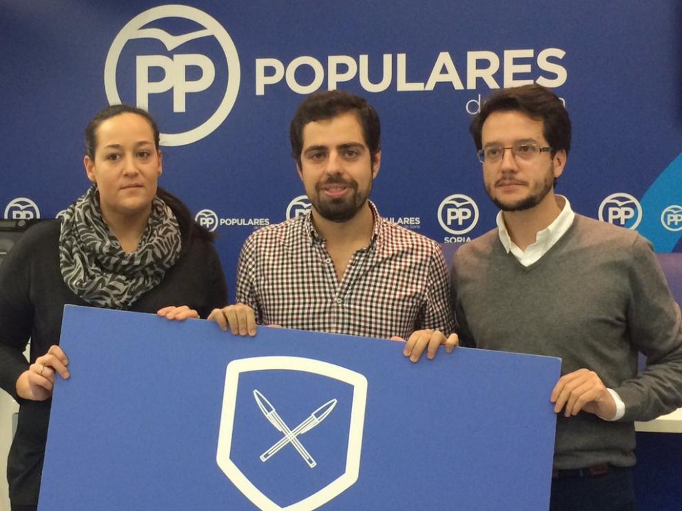 El presidente de Nuevas Generaciones en Castilla y León, Eduardo Carazo (c), acompañado por el candidato al Senado por el PP en Soria, Tomás Cabezón y Miriam Martínez, de NNGG Soria.