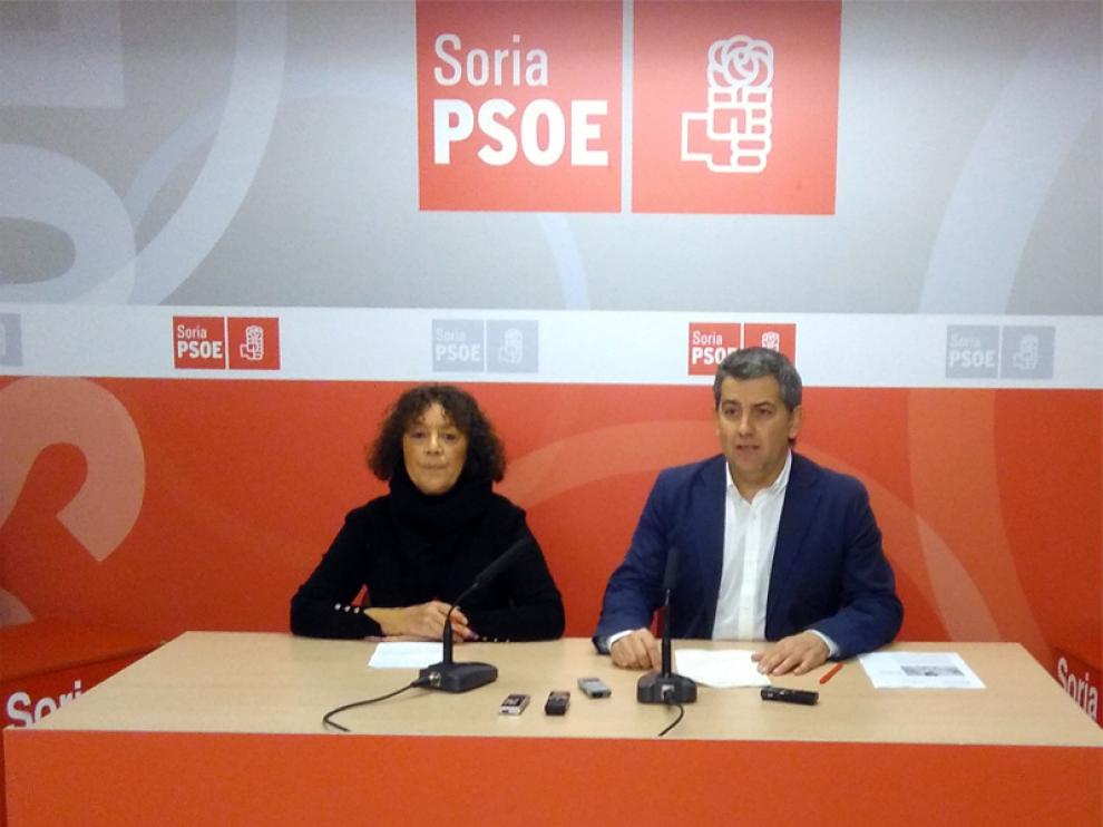 La portavoz socialista en Sanidad en las Cortes regionales, Mercedes Martín, acompañada del candidato socialista al Congreso por Soria, Javier Antón.