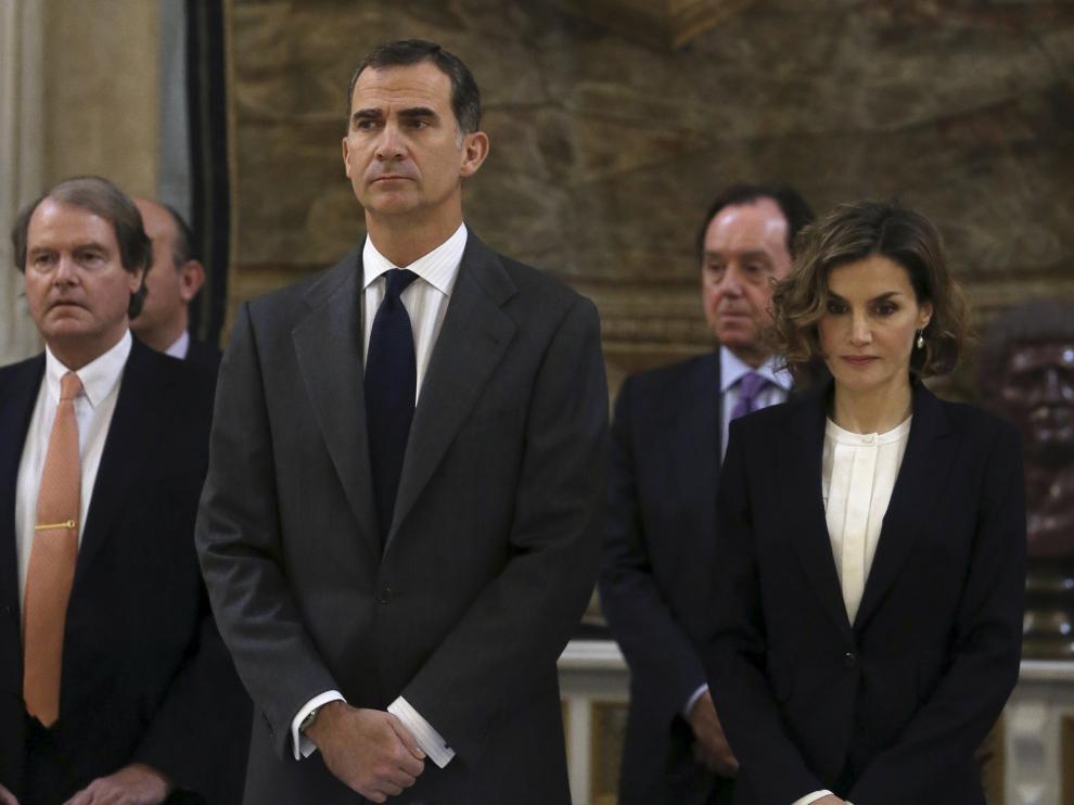Don Felipe y doña Letizia han rendido tributo a las víctimas del ataque contra la embajada española en Kabul.