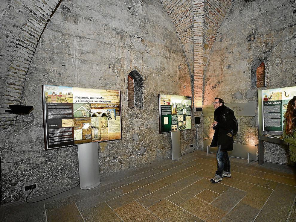 Dos turistas en la torre del Salvador, uno de los espacios incluidos en el proyecto 'Teruel, ciudad museo'.