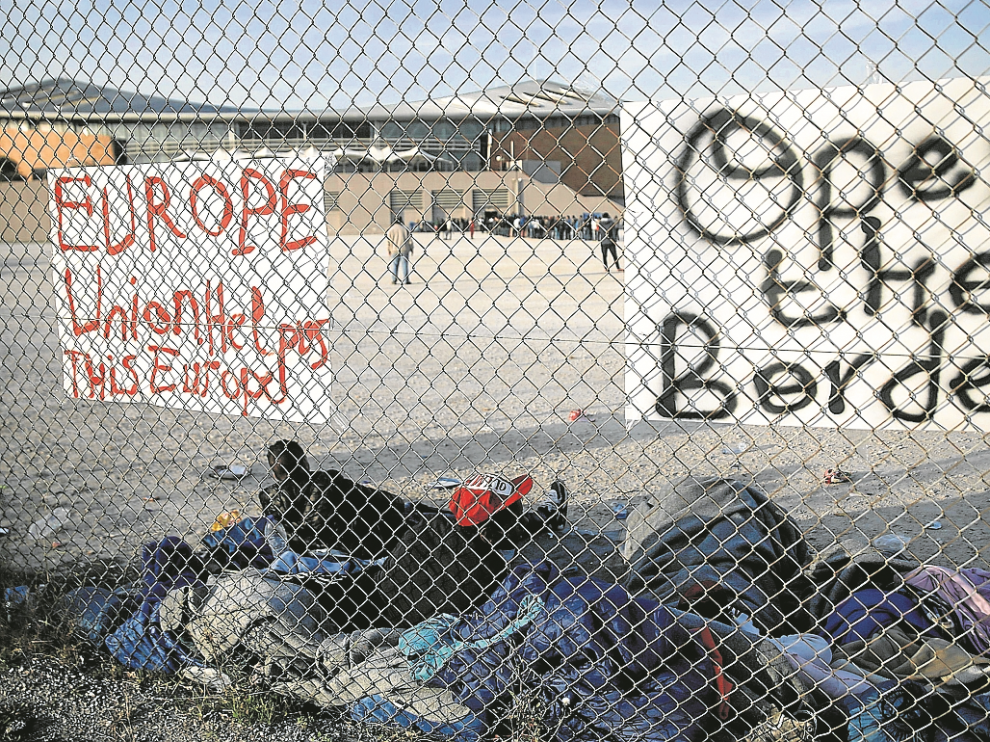 Inmigrantes en la valla entre Macedonia yGrecia piden la apertura de fronteras.