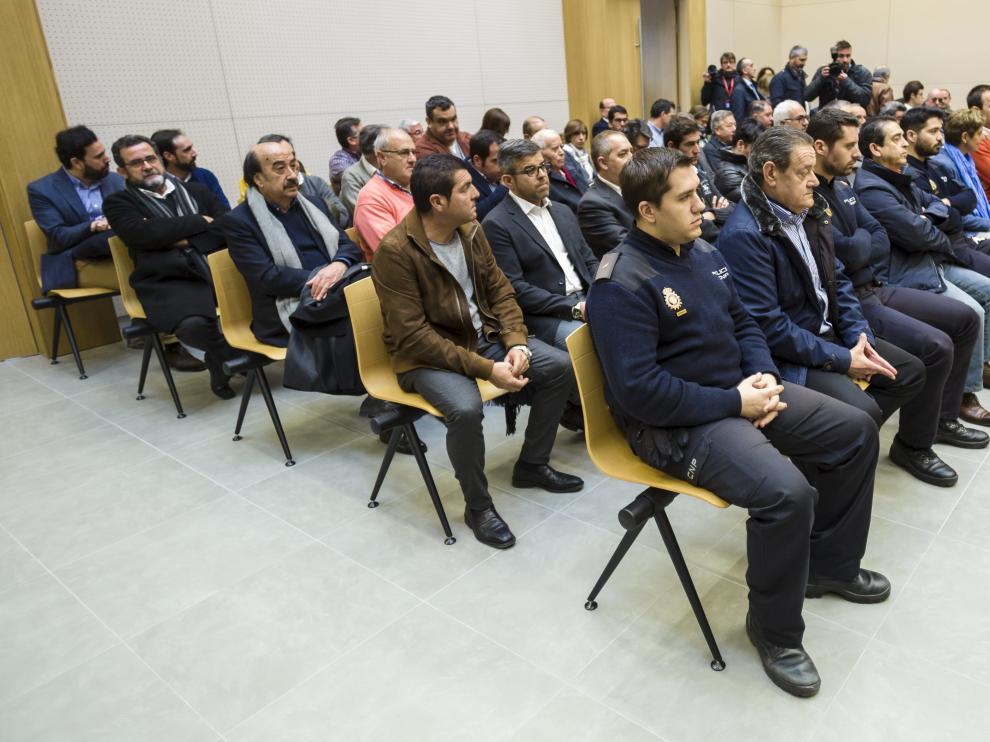 Los cuarenta acusados, ayer, en los momentos iniciales de la primera sesión de la vista oral.