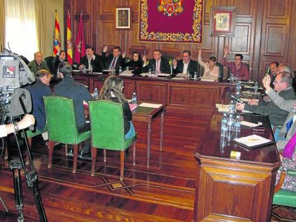 PP, Ciudadanos y PAR votaron a favor de los presupuestos del Ayuntamiento para 2016.