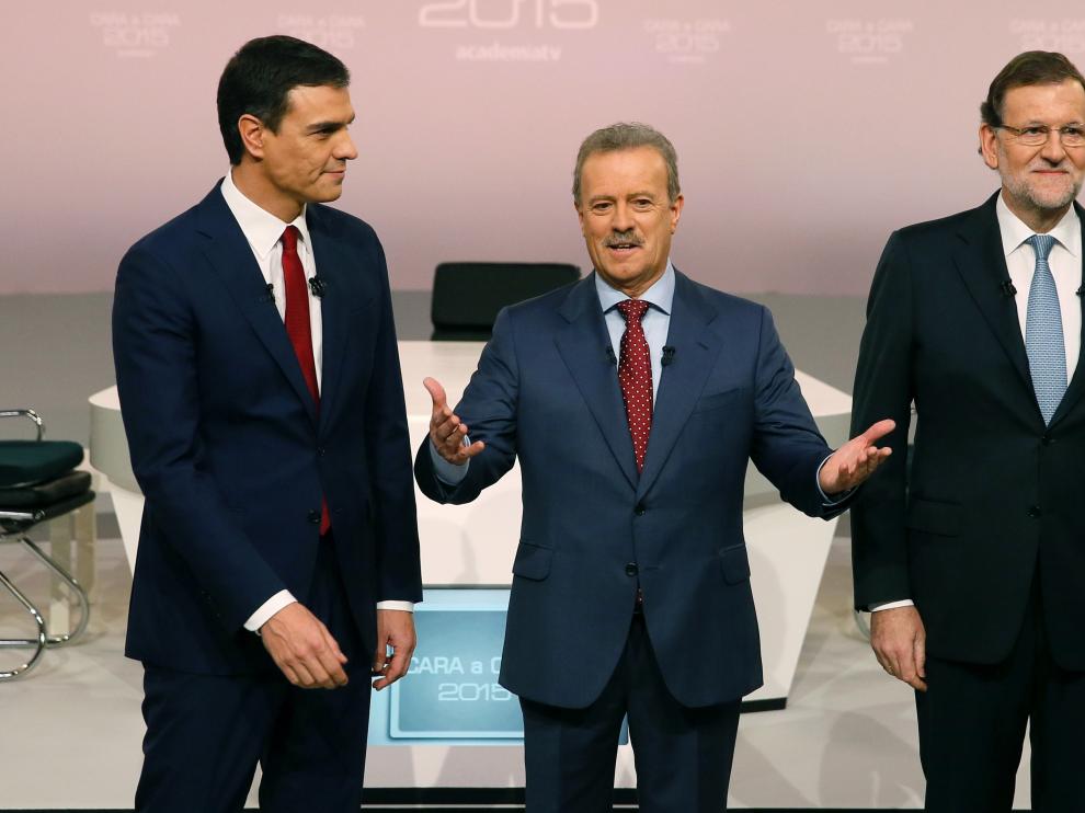 Pedro Sánchez y Mariano Rajoy se saludan en presencia de Manuel Campo Vidal.