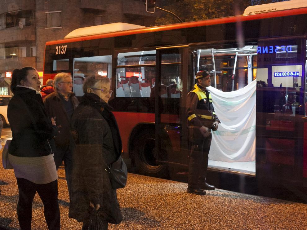Imagen del autobús detenido en la plaza de san Miguel