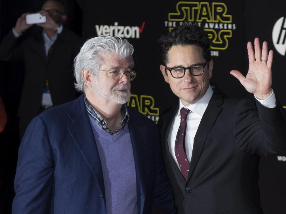 J.J. Abrams y George Lucas en la alfombra roja.