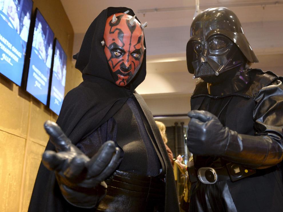 Fans de Star Wars se caracterizan para el estreno