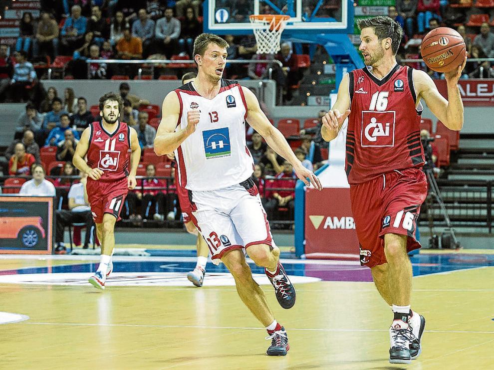 Drake Diener, escolta del CAIZaragoza, avanza con el balón en el partido ante el Charleroi belga.
