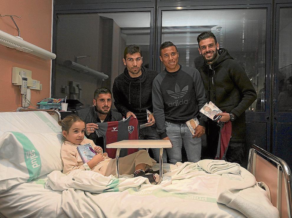 Los jugadores entre ellos, Fran Mérida (izquierda) visitaron ayer a los niños del hospital San Jorge.