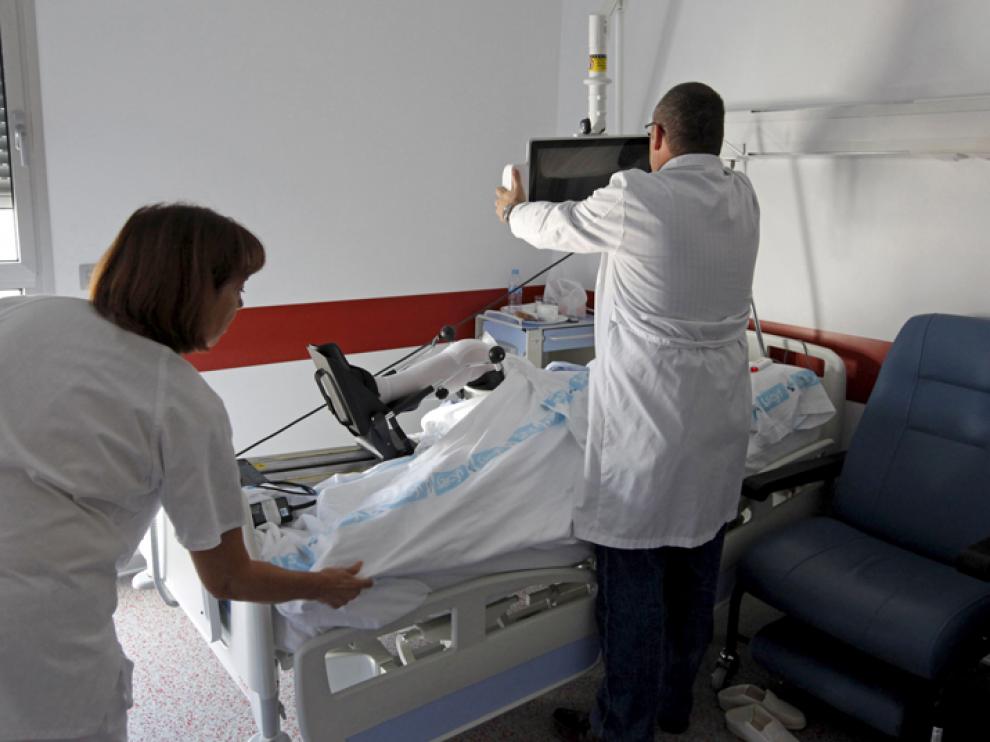 Profesionales sanitarios, en la unidad de Traumatología del hospital de soria.