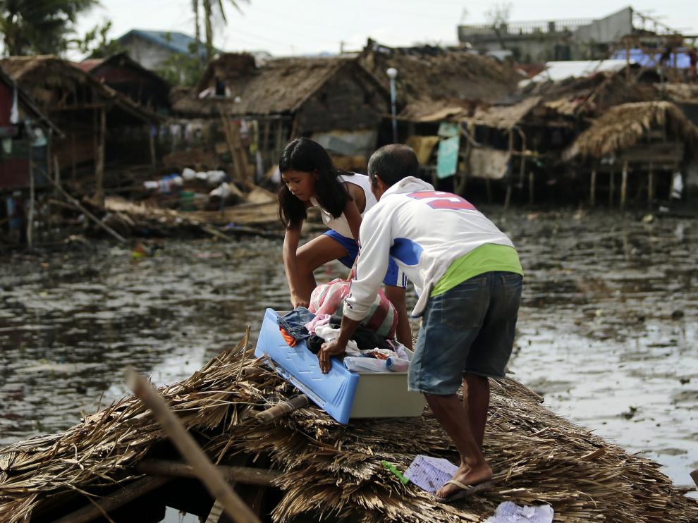 Cuantiosos daños del tifón Melor en el pueblo de Magallanes al sur de Manila.