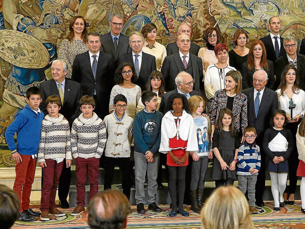 La reina Letizia, junto a varios de los asistentes al acto ayer en la Zarzuela.